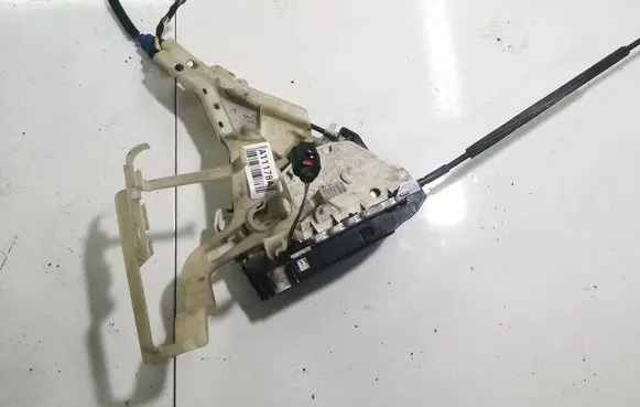 Volkswagen PASSAT CC Front door lock 
