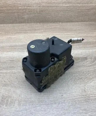 Audi 80 90 S2 B4 Central locking vacuum pump 443862257D