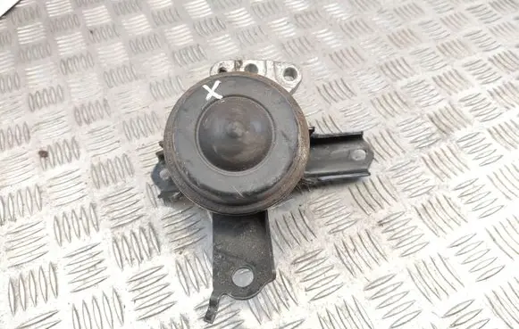 Toyota Yaris Engine mount bracket