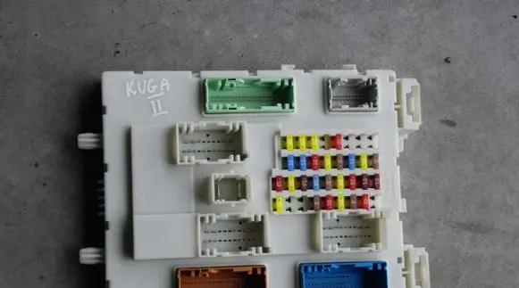 Ford Kuga II Fuse module DV6T14A073FN