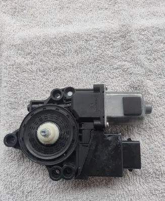 KIA Ceed Front door window regulator motor 82460A2010