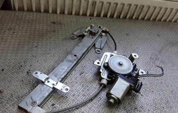 Nissan X-Trail T30 Rear door window regulator with motor 8073089913