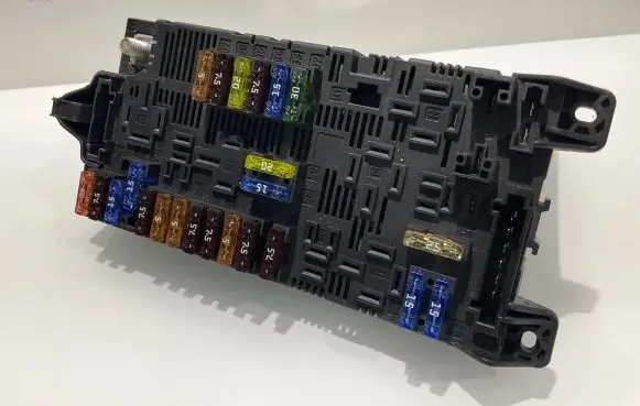 Mercedes-Benz CLS C219 Fuse module 2115457701