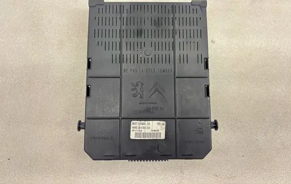 Peugeot 407 Fuse module 281171731B 9661940180 01060906
