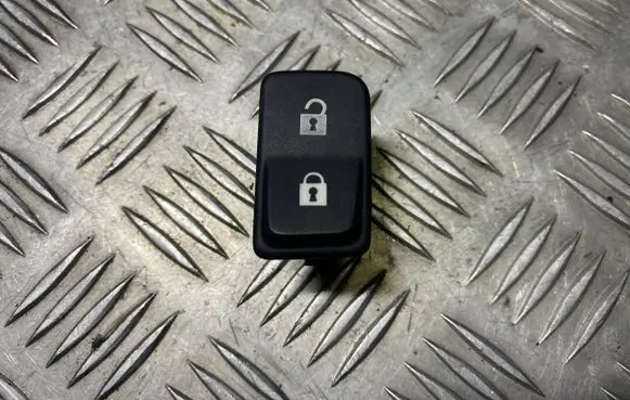 Volvo V50 Central locking switch button 30669958 30669957 03451500