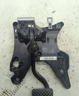 Volkswagen Touareg II Brake pedal 7P0723117B