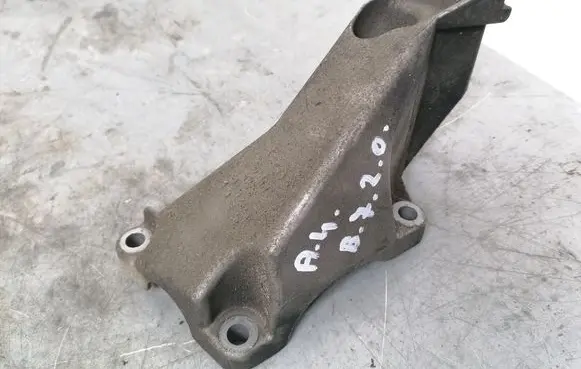 Audi A4 S4 B7 8E 8H Engine mounting bracket 8E0199307A