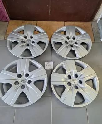 Toyota Avensis T250 R16 wheel hub/cap/trim 