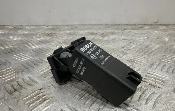 Skoda Superb B6 (3T) Glow plug pre-heat relay 038907281D