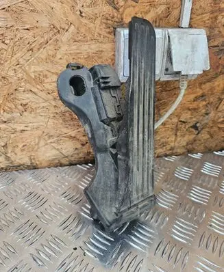 Accelerator throttle pedal
