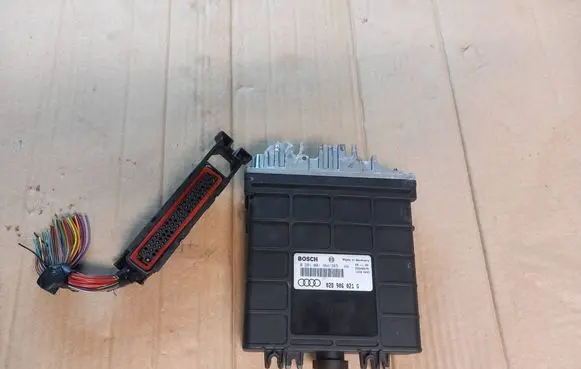 Audi A4 S4 B5 8D Engine control unit/module 0281001364 028906021G 0281001365