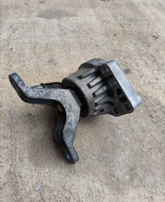 Engine mount bracket
