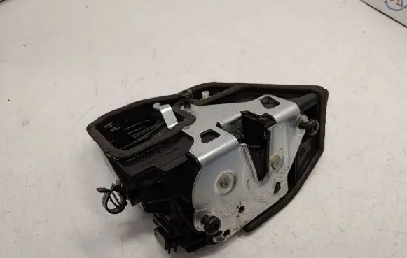BMW X3 F25 Front door lock 7318424 51217318424 51217276682