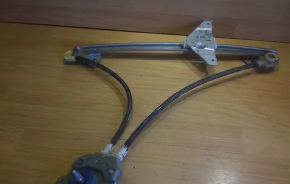 Rear door manual window regulator