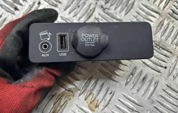 Jaguar XJ X351 AUX in-socket connector 