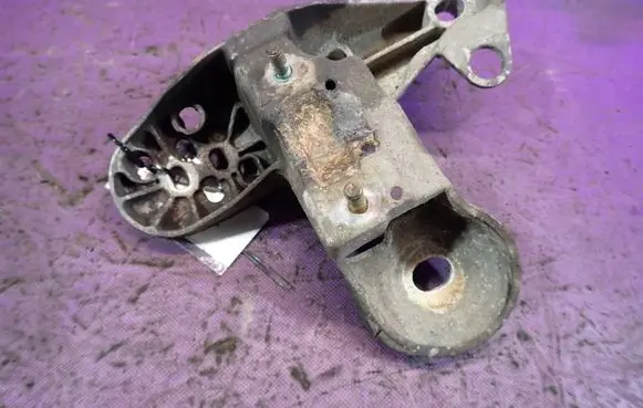 Audi A4 S4 B6 8E 8H Engine mounting bracket 