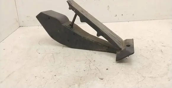 Accelerator throttle pedal