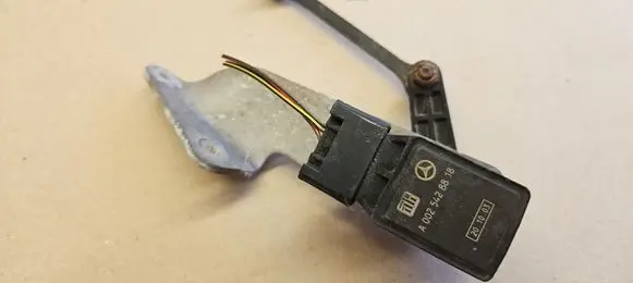 Headlight/headlamp level sensor