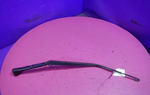 Mitsubishi Lancer VIII Front wiper blade arm