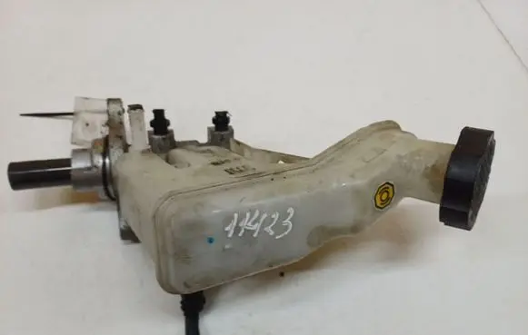KIA Sportage Brake fluid reservoir