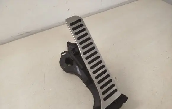 Accelerator throttle pedal
