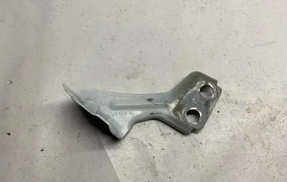 Volkswagen Jetta VII Fender mounting bracket A809471