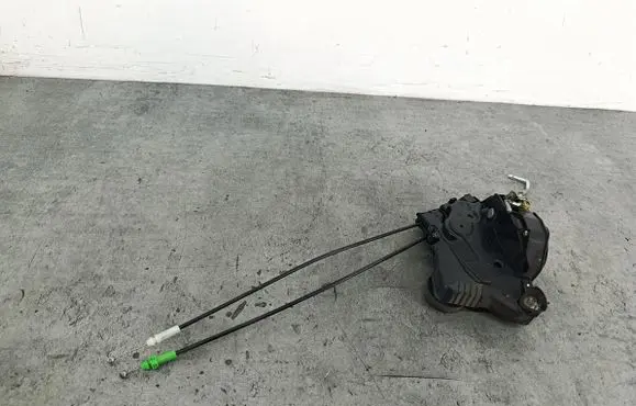 Toyota Yaris Front door lock 