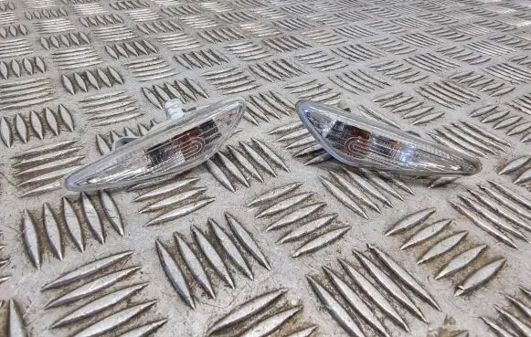 Front fender indicator light