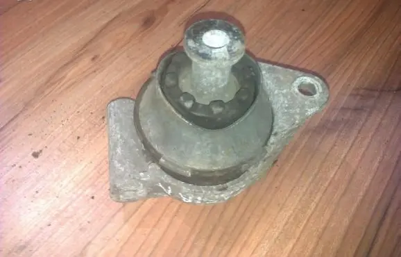 Opel Zafira A Engine mount bracket 24427641