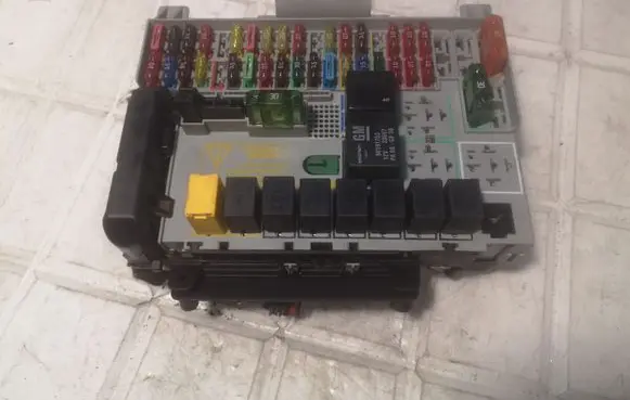 Opel Zafira A Fuse module 90589979 90589966