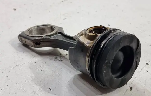 Mercedes-Benz Sprinter W906 Piston 65100