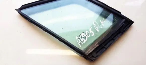 Toyota Avensis T270 Front door vent window glass four-door 