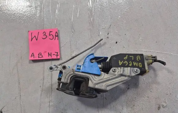 Opel Omega B1 Front door lock 90493702
