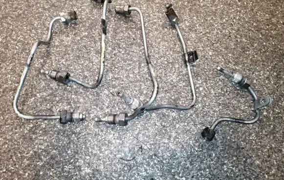 Toyota Corolla Verso E121 Fuel injector supply line/pipe 