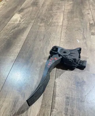 Accelerator throttle pedal