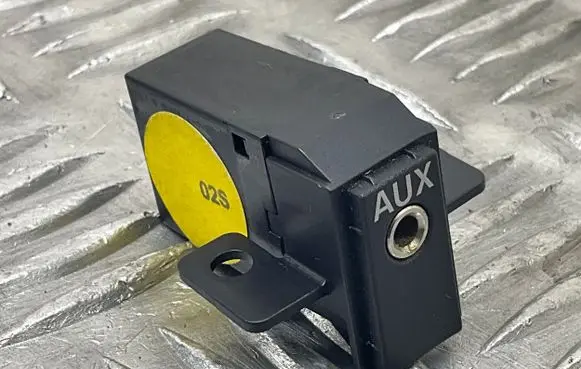 Audi TT TTS Mk2 AUX in-socket connector 8J0035475A