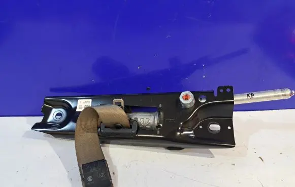 Volvo V70 Front seatbelt 39818792 624132233A