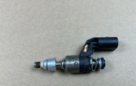 Volkswagen PASSAT B6 Fuel injector 03C906036J