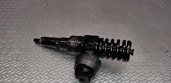 Volkswagen Golf IV Fuel injector 038130073AG
