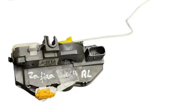 Chevrolet Orlando Front door lock 13579555