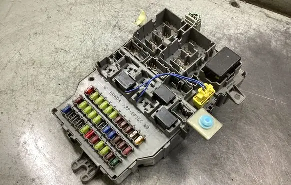 Honda Accord Fuse module A000011 LG4P9KTN