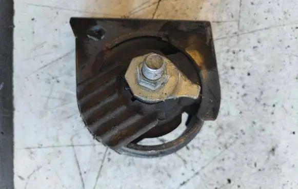 Toyota Avensis T270 Engine mount bracket