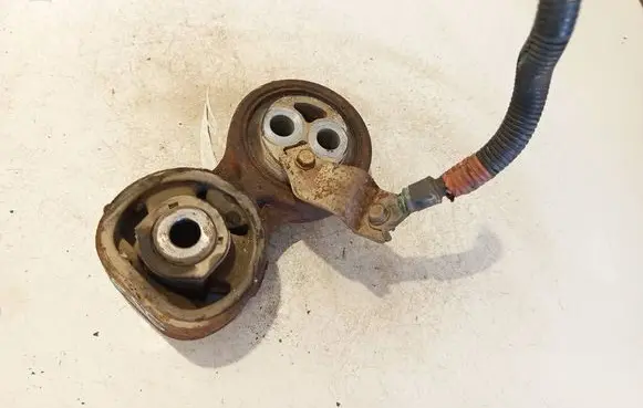 Honda FR-V Engine mounting bracket