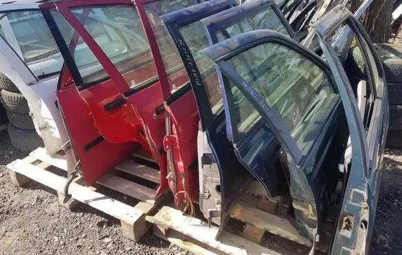 Mazda Demio Front door raudonos