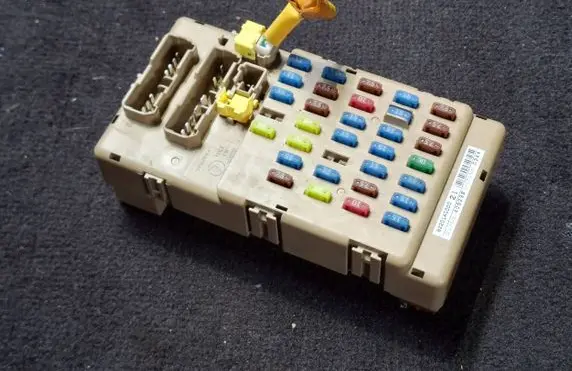 Subaru Legacy Fuse module 82201AG000 406298