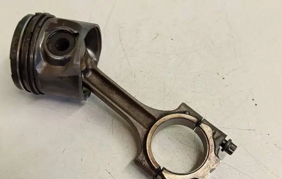 Volvo V70 Piston with connecting rod