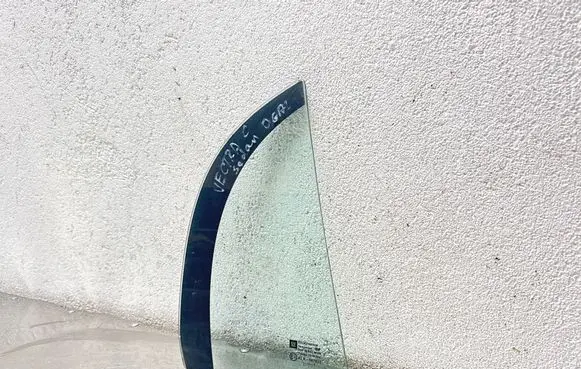 Opel Vectra C Rear vent window glass E243R007023 D6T36AS2M128 DOT36AS2M129