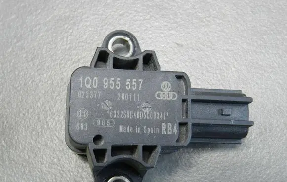 Volkswagen Eos Airbag deployment crash/impact sensor 1Q0955557 280111 023377