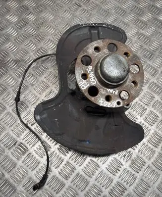 Mercedes-Benz E A207 Front wheel hub A2043320101