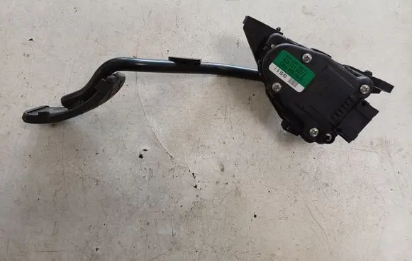 Accelerator throttle pedal